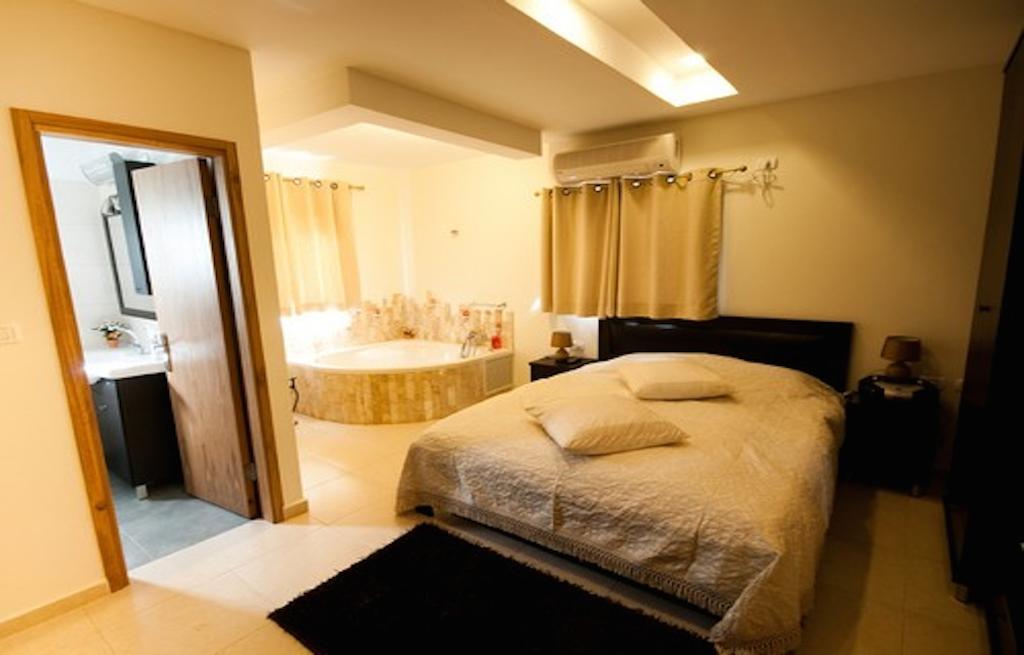 Elimelech Bapardes Villa Sheʼar Yashuv Oda fotoğraf